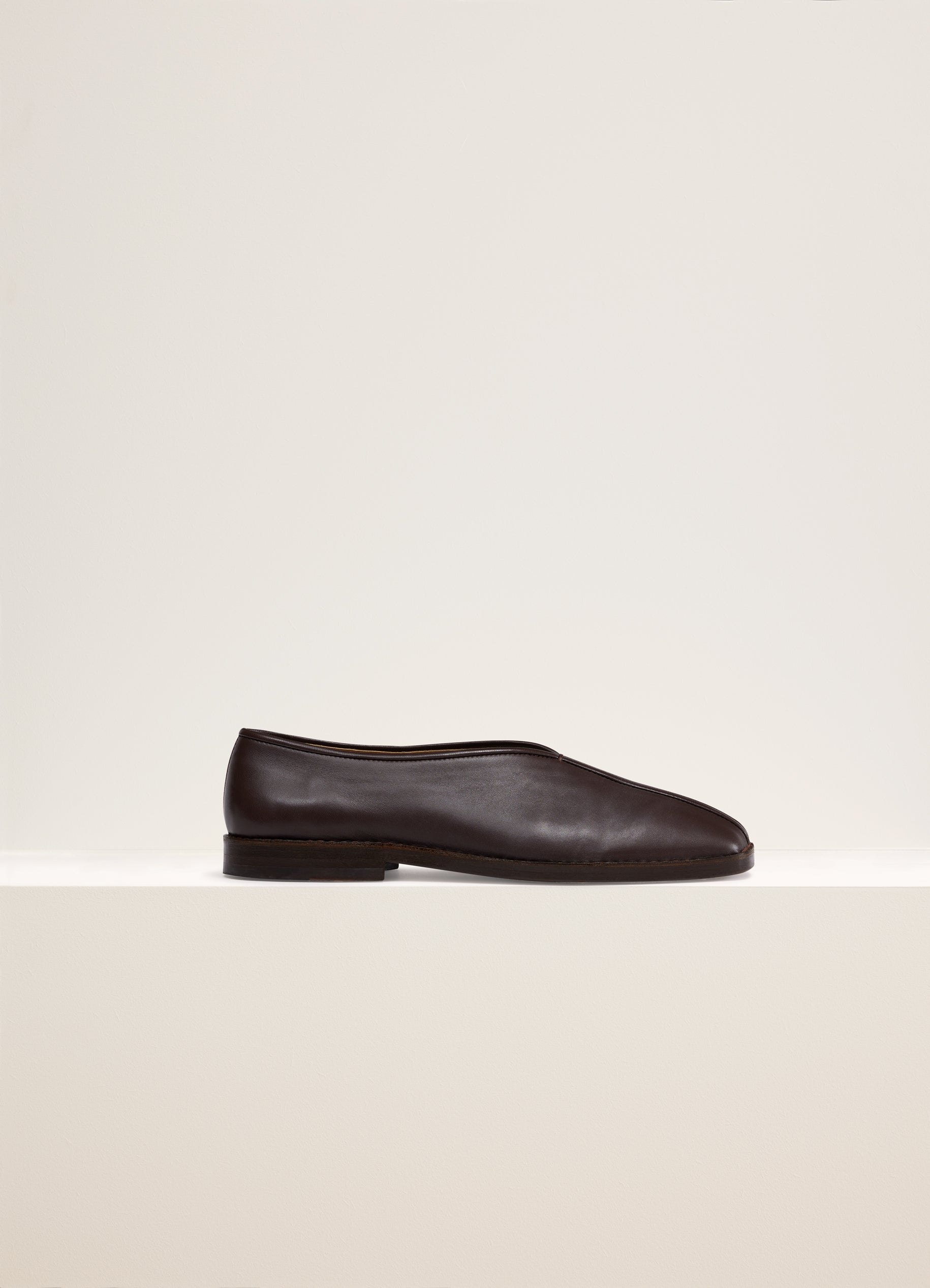 Pecan Brown Flat Piped Slippers in Shiny Nappa Lamb | LEMAIRE