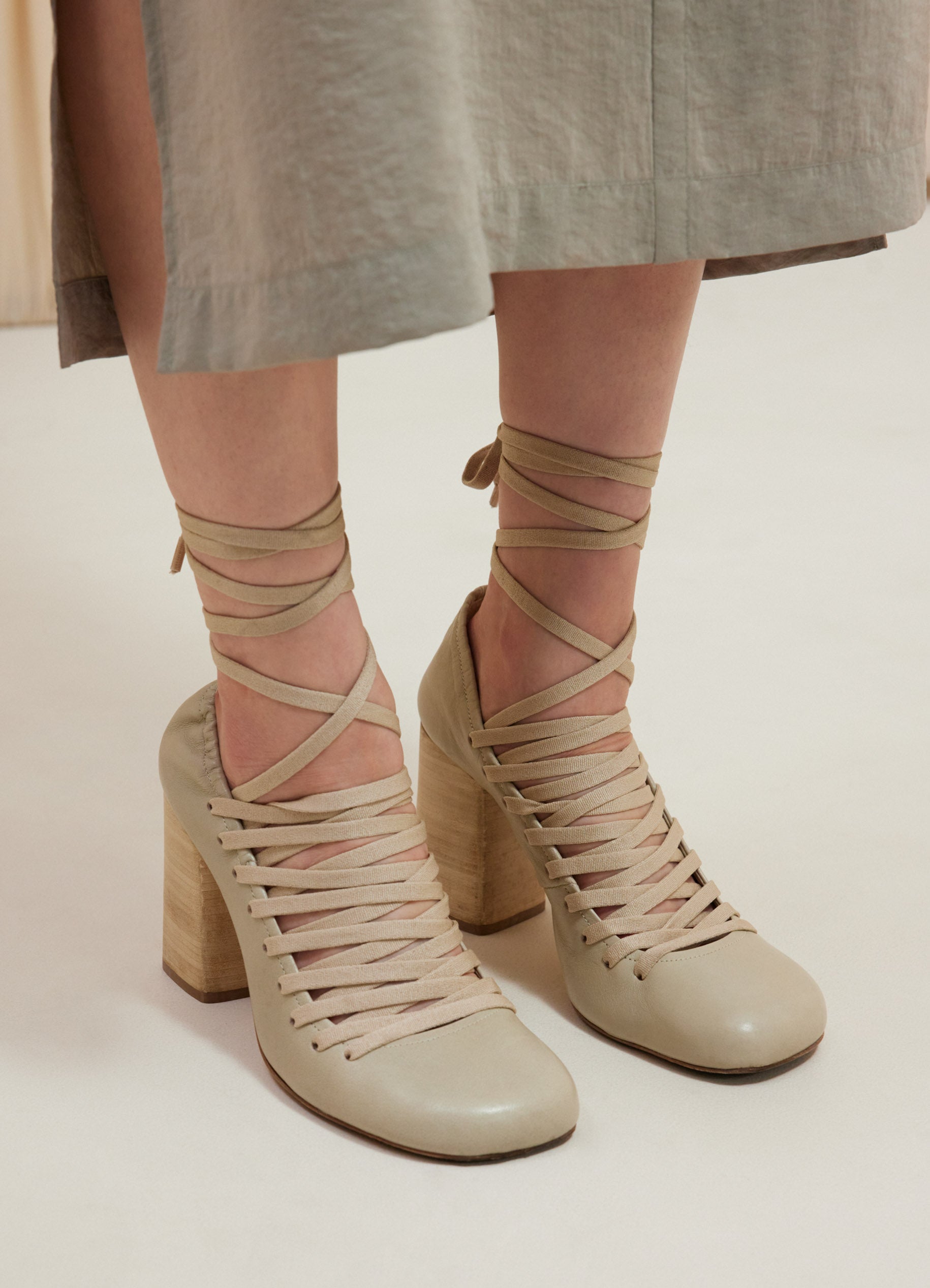 Clay Laced Pump 90 in Soft Leather | LEMAIRE