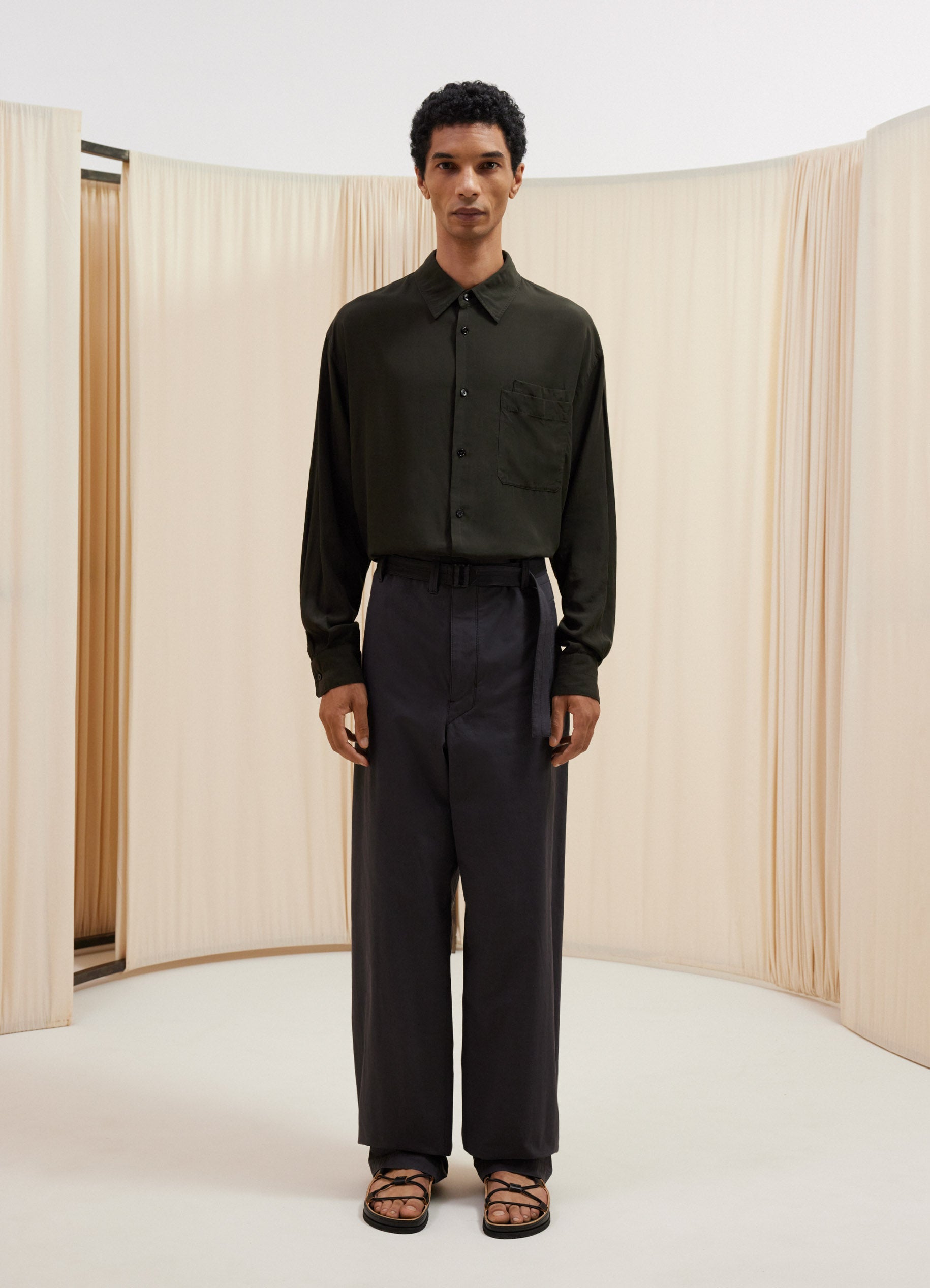 Seamless Belted Pants in Anthracite Brown | LEMAIRE