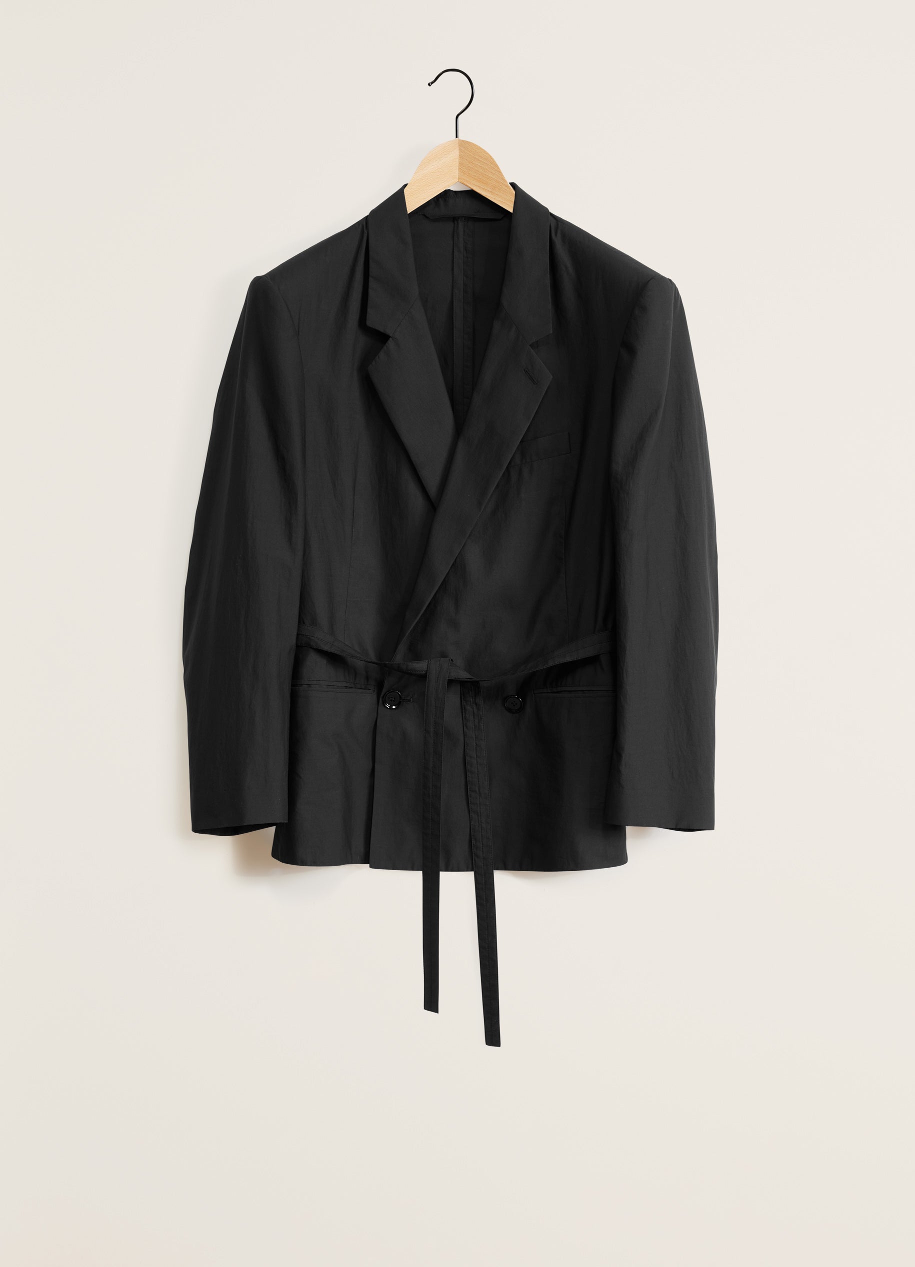 BLACK Belted light tailored jacket
